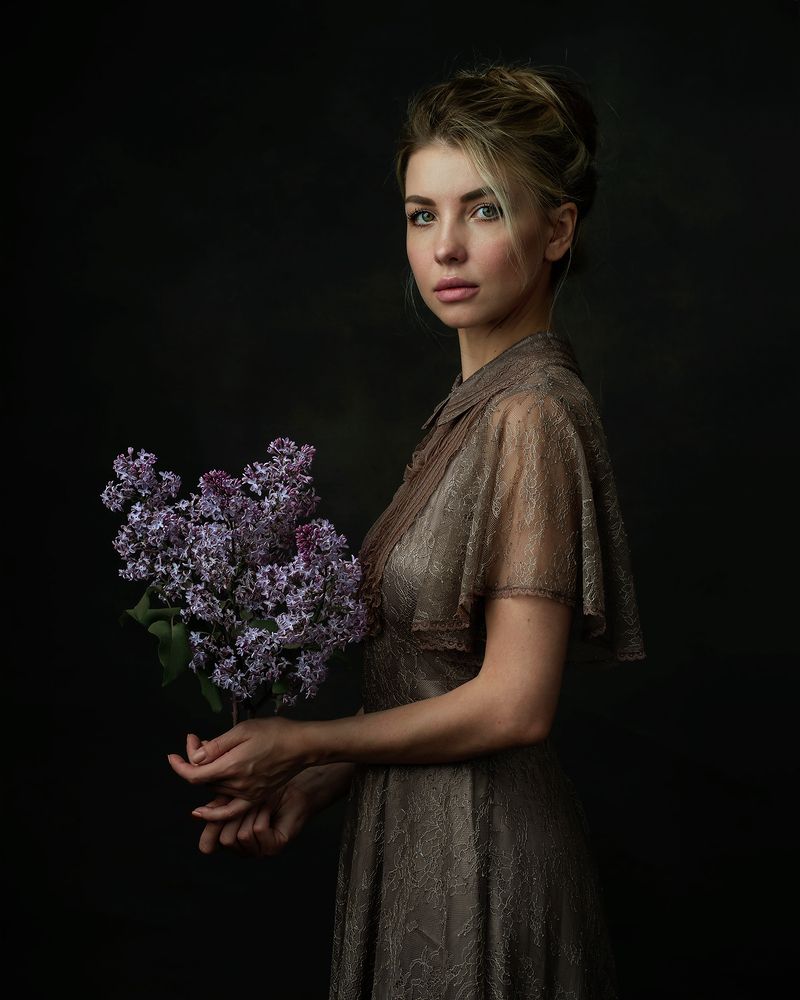 Девушка с сиренью