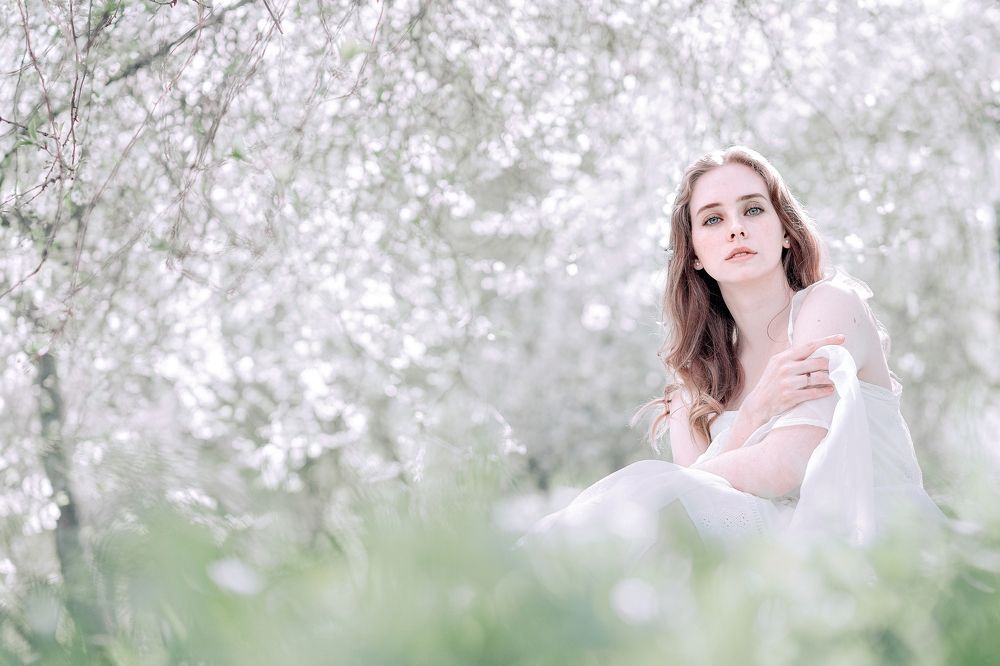 Девушка в цветущем вишнёвом саду.