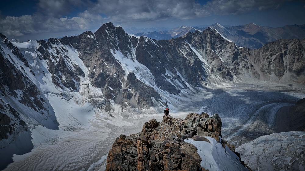 На вершине пика Изыскатель.