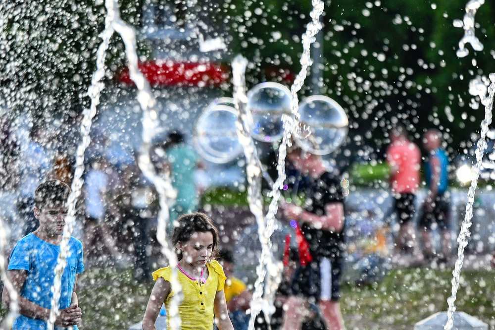 Дети у фонтана