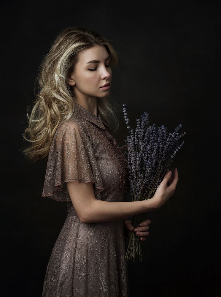 Девушка с лавандой