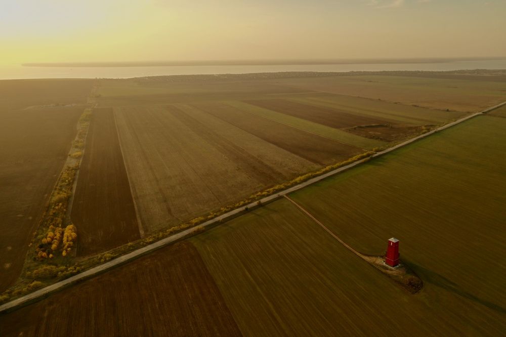 Закат над лиманом и маяк