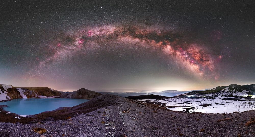 Natural beauty between the sky and the ground at night