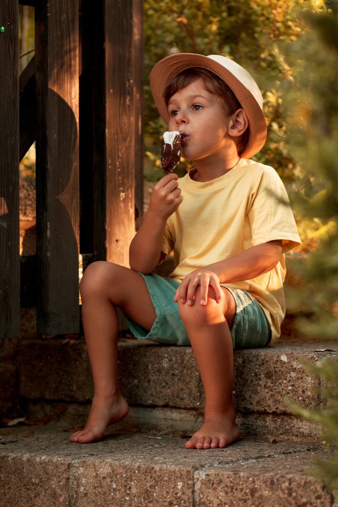Мальчик с мороженым
