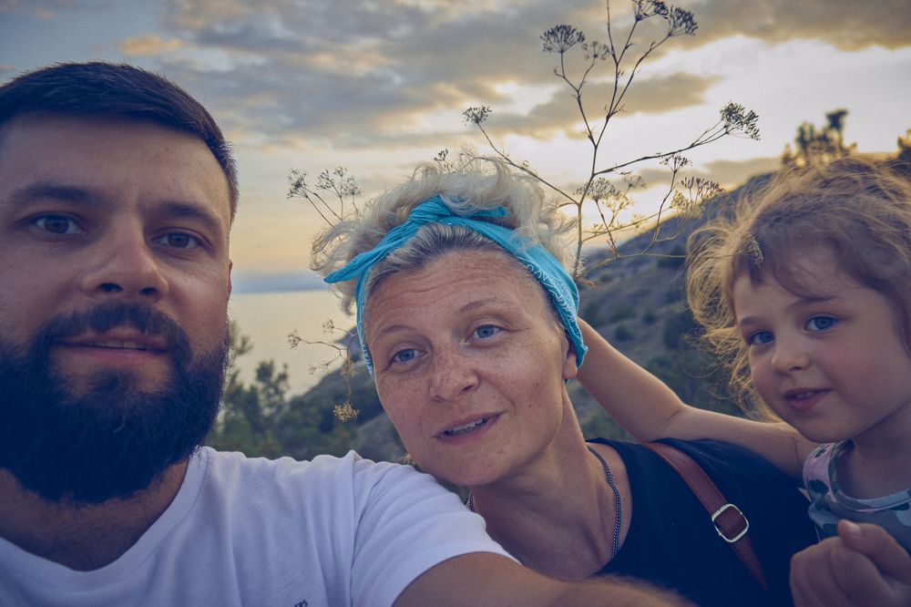 Семья на закате