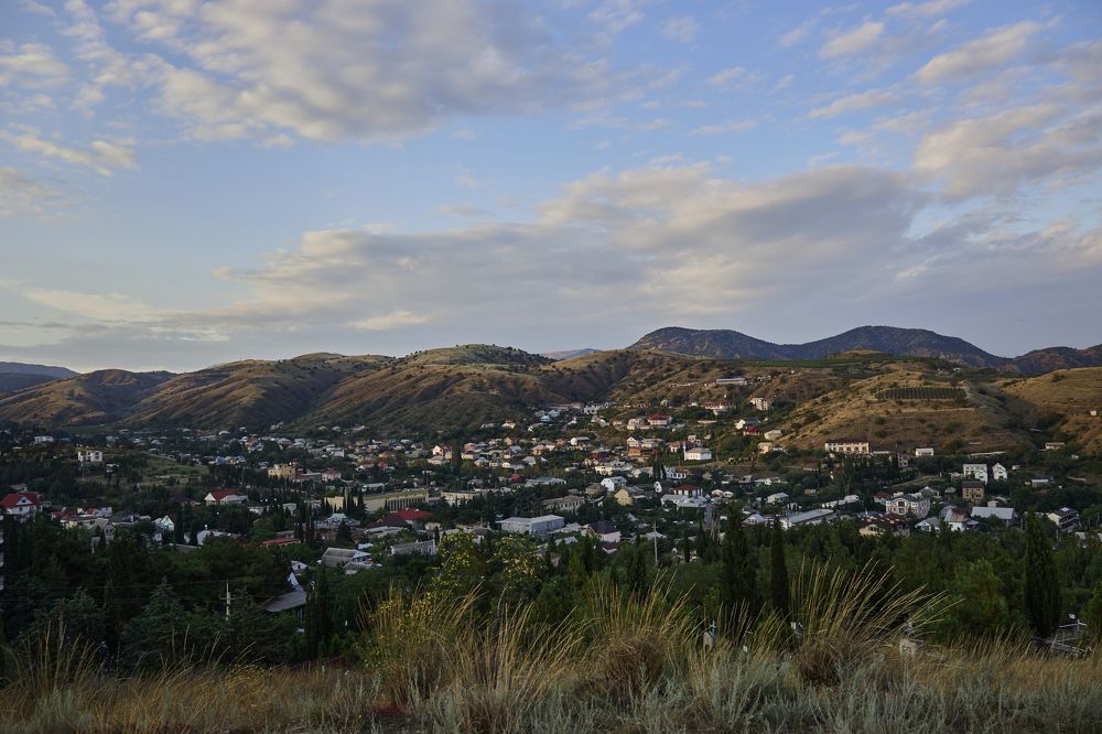 Облака над грядой гор