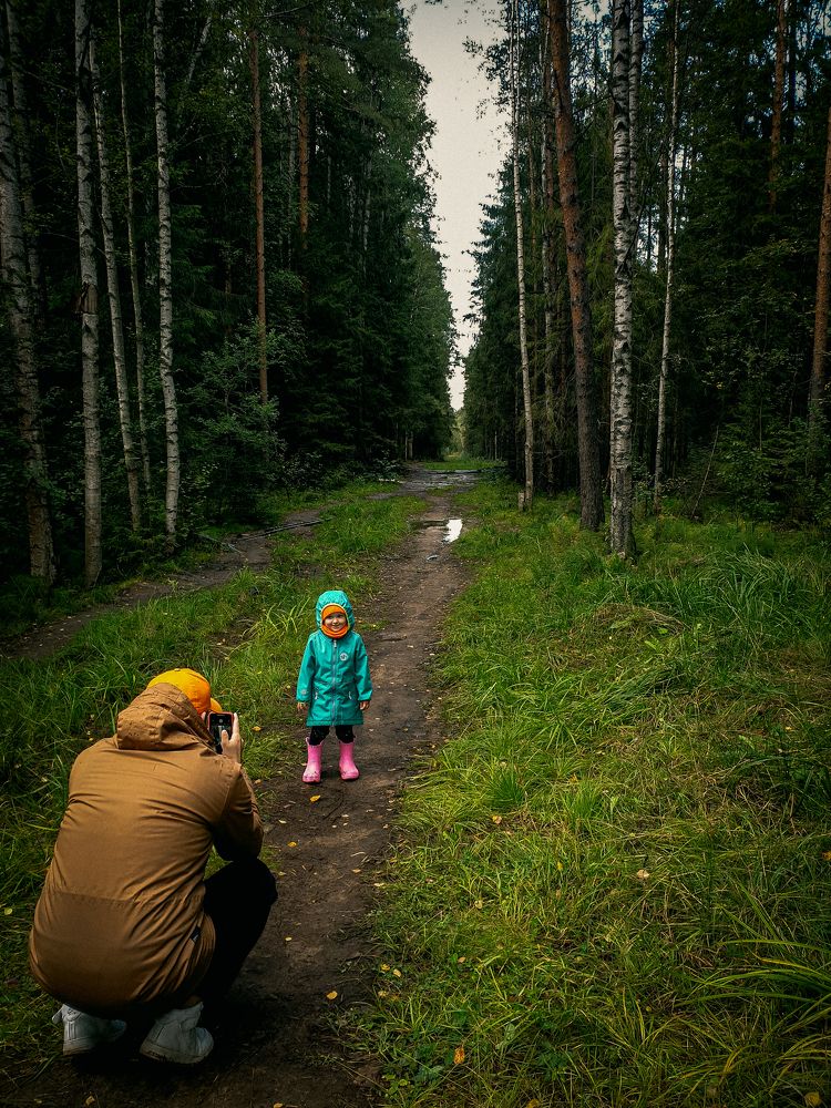 Папа фотографирует дочь
