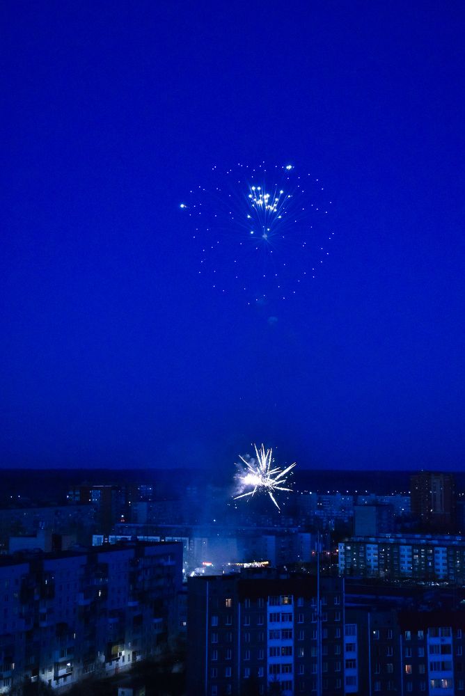 В начале залпа.