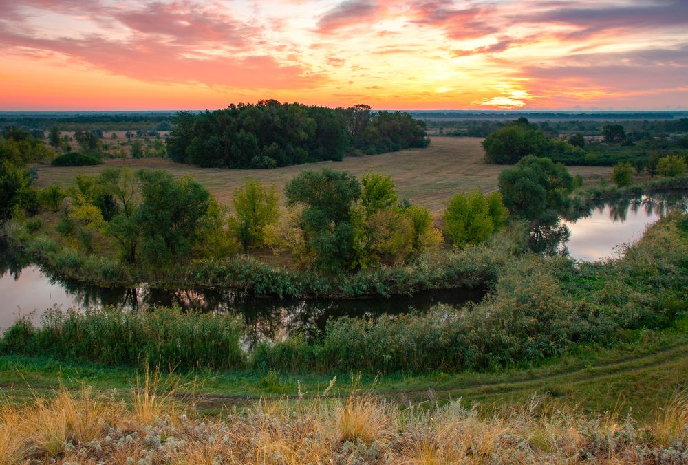 Восход над рекой
