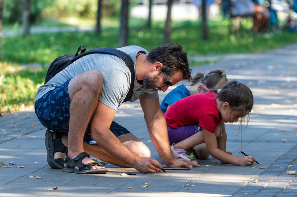 Рисунки на тротуаре.