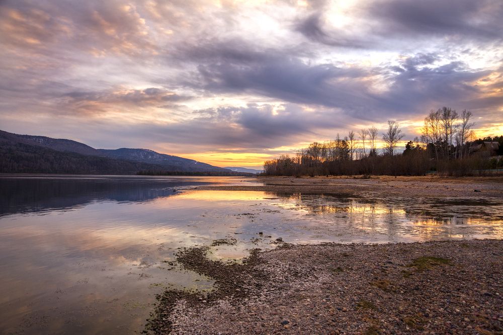 На берегу реки.