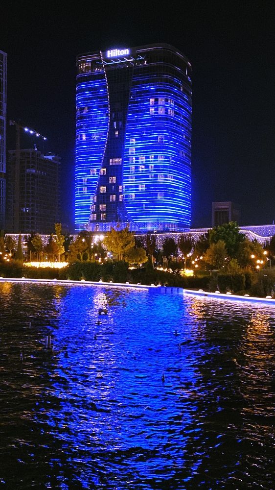 HILTON в синем