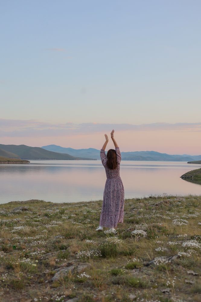 Танец закату на о. Ольхон, озеро Байкал