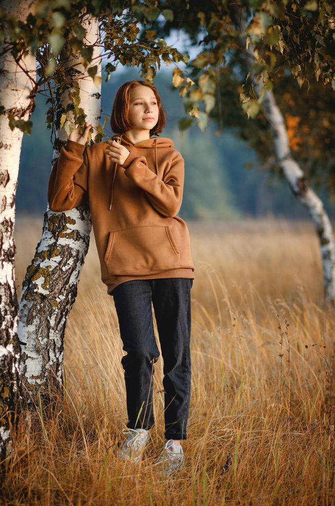 Девочка у березы