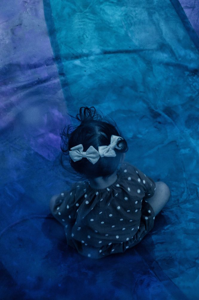 Девочка в шаре.