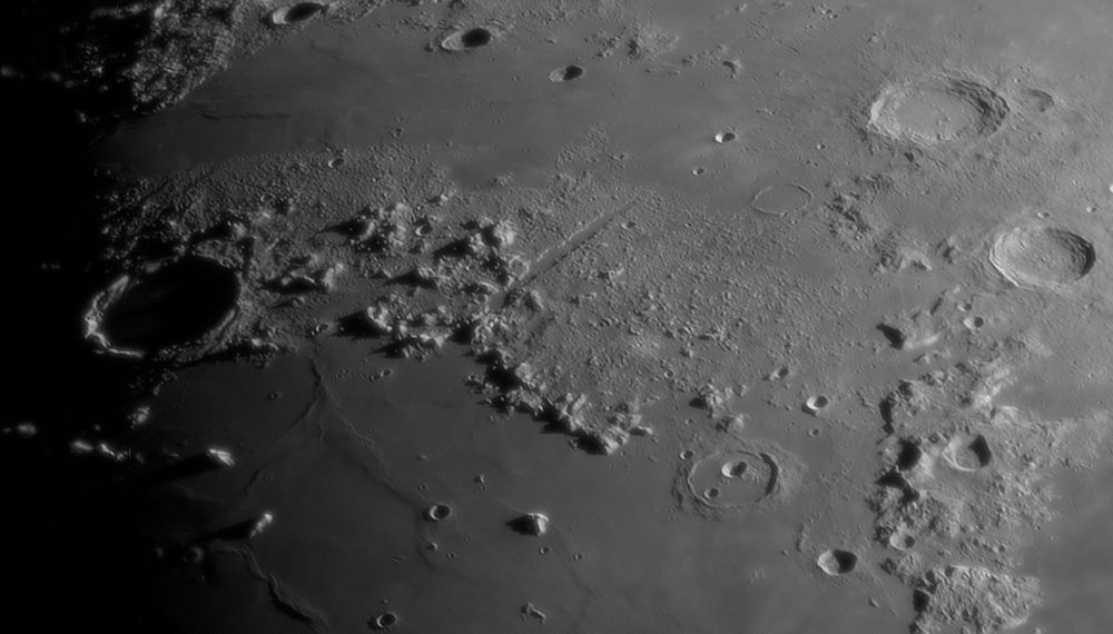 Рассвет над лунными Альпами и кратером Платон