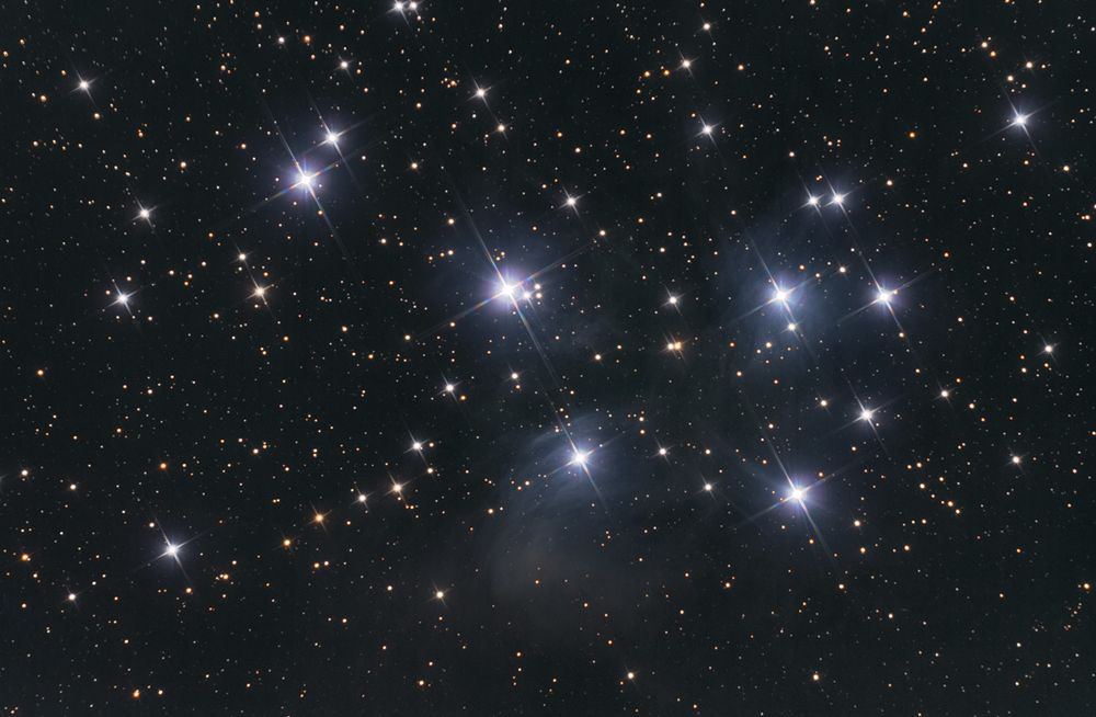 Плеяды (M 45) — рассеянное звёздное скопление и астеризм в созвездии Тельца
