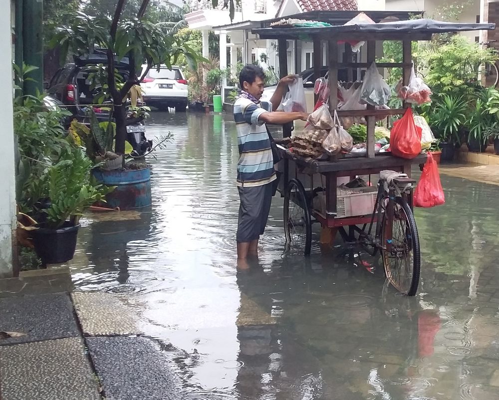 A traveling vegetable seller during a flood