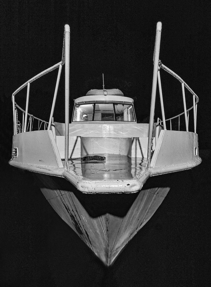 Яхта на приколе ночью.