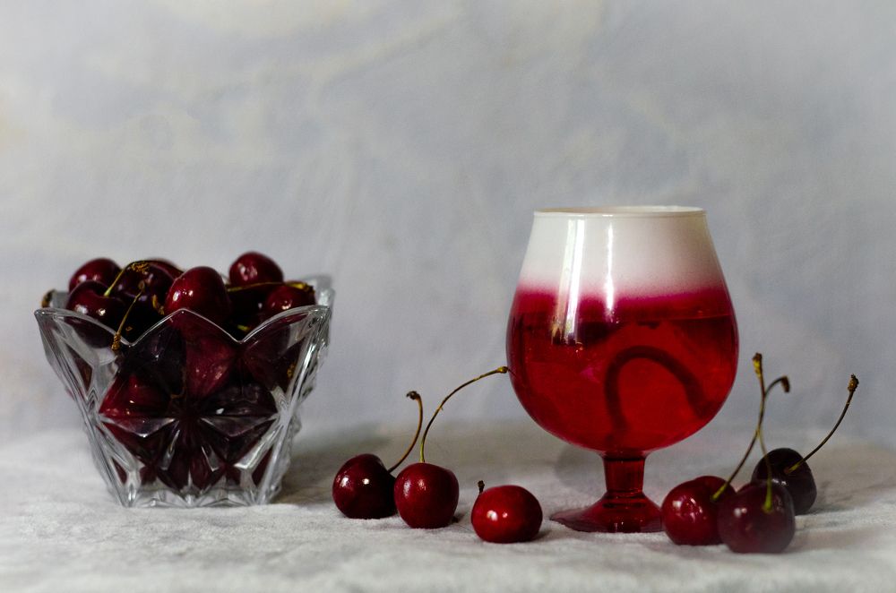 Вино и черешня