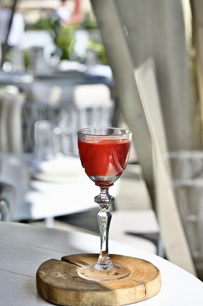 Рюмка настойки на столе