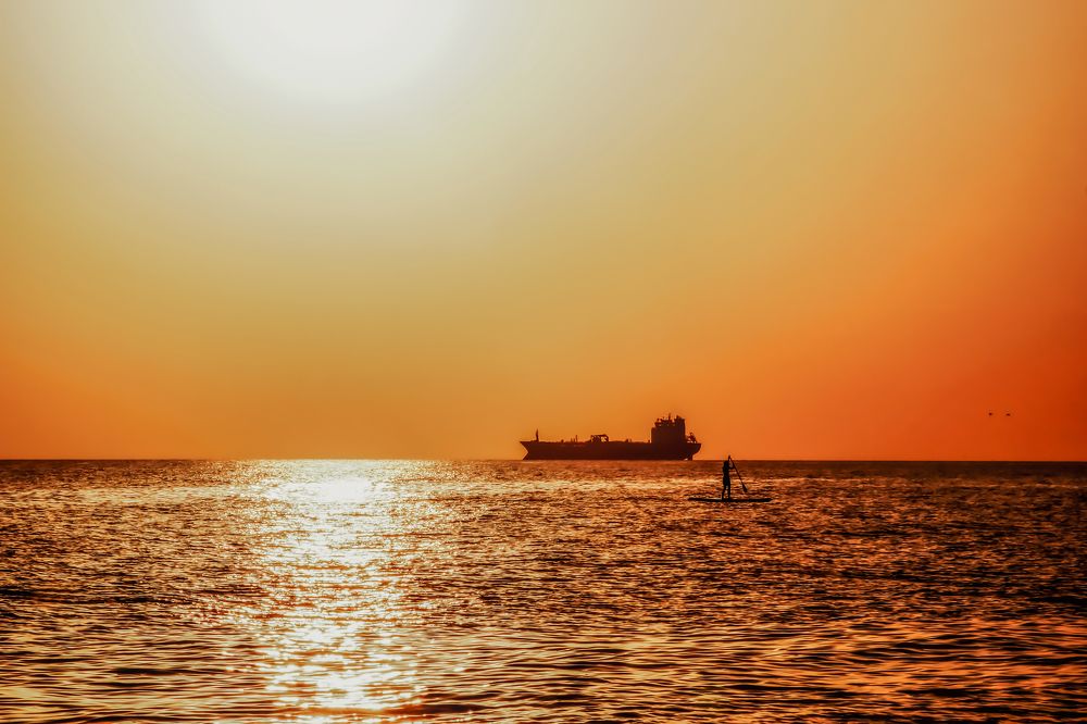 Закат и море