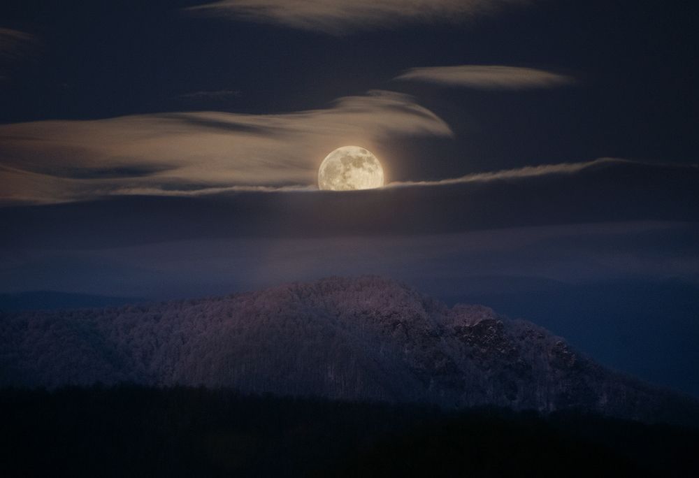 Восход Луны над горой с названием Николай-гора.