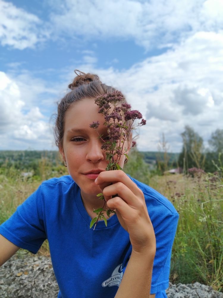 синий