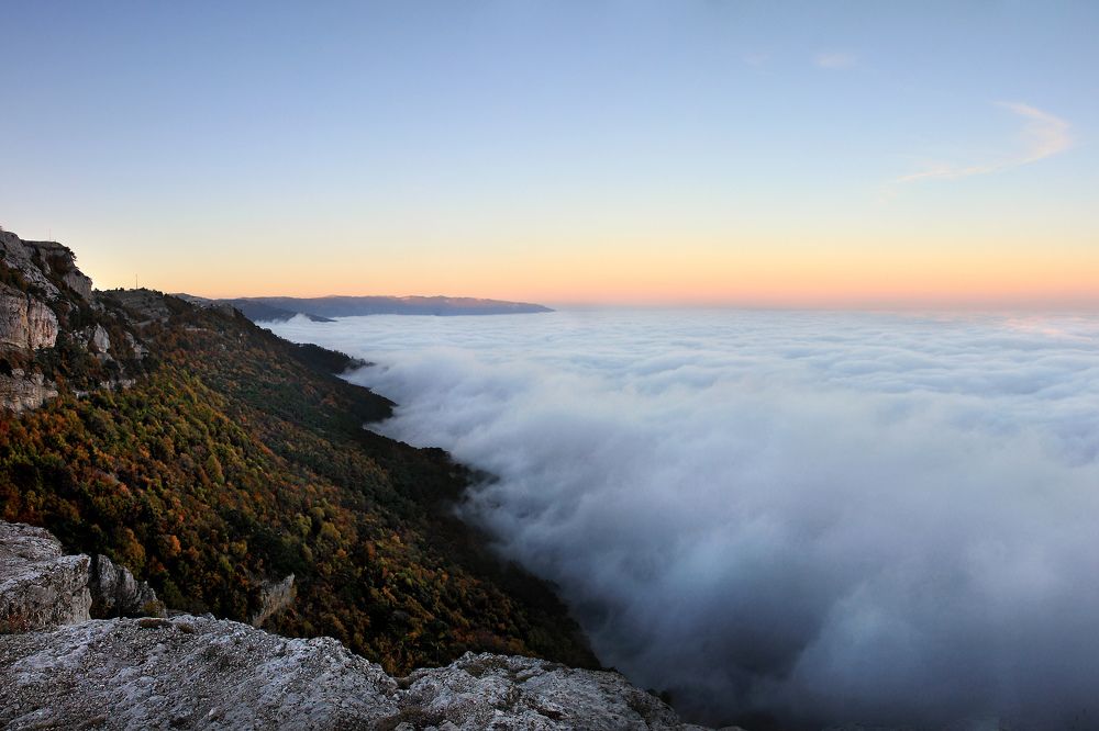 Туман у подножия Ай-Петри.