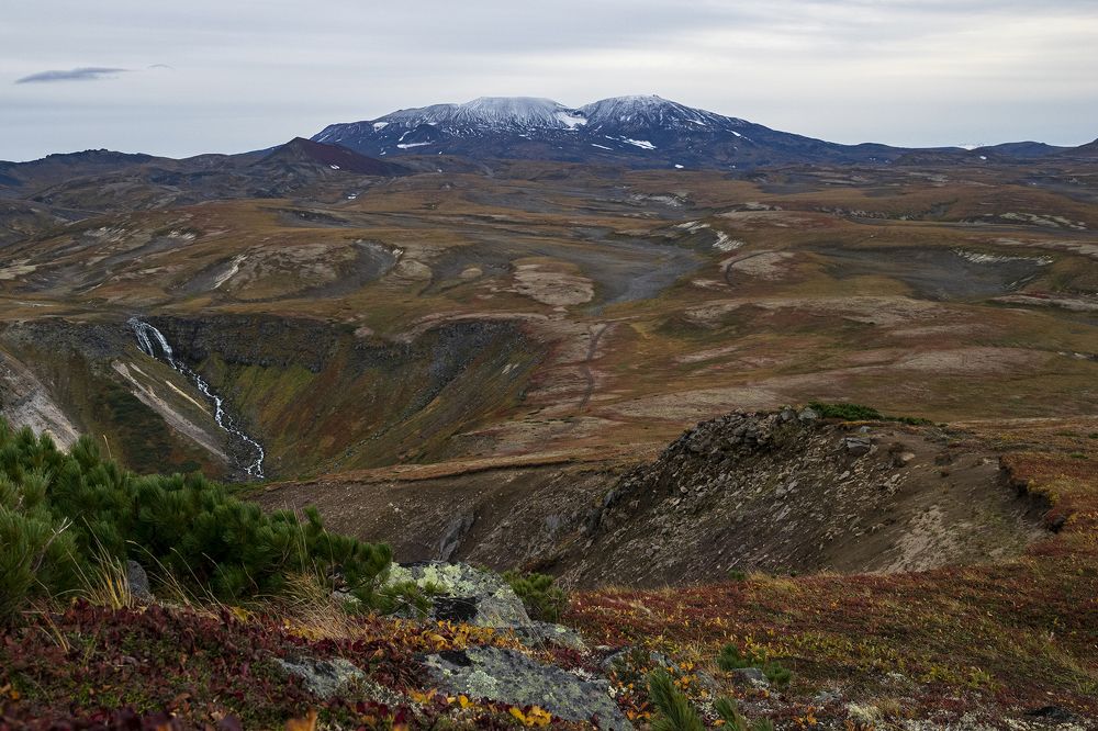 Осенние водопад Паратунский и вулкан Горелый
