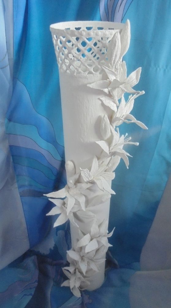 Белая ваза на сине-голубом фоне.