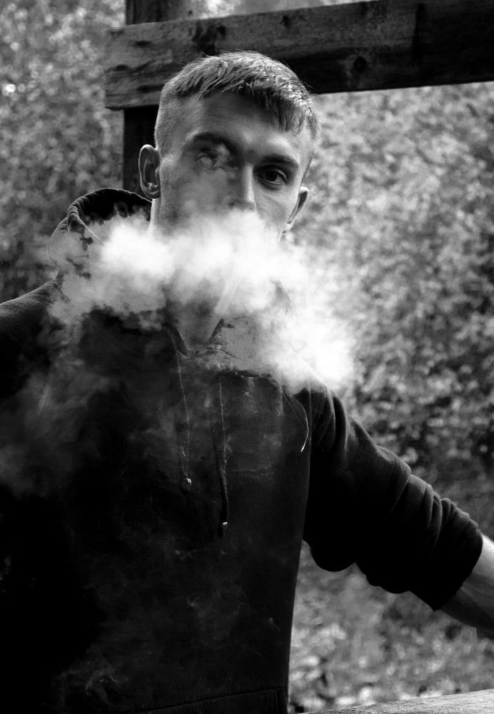 В облаке дыма.