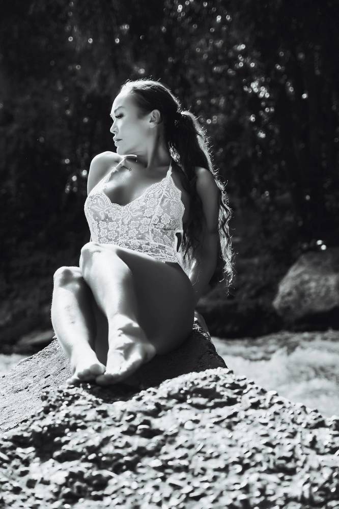 девушка   на водопаде