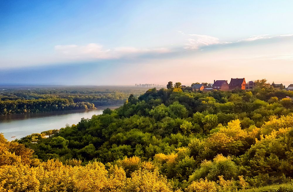 Стоял домик на горе.