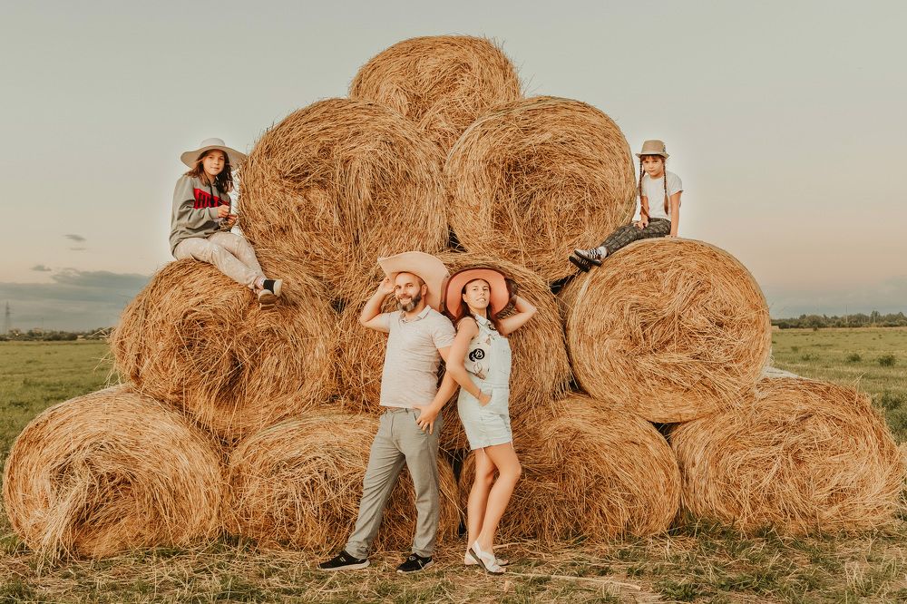 Моя семья в стогах сена