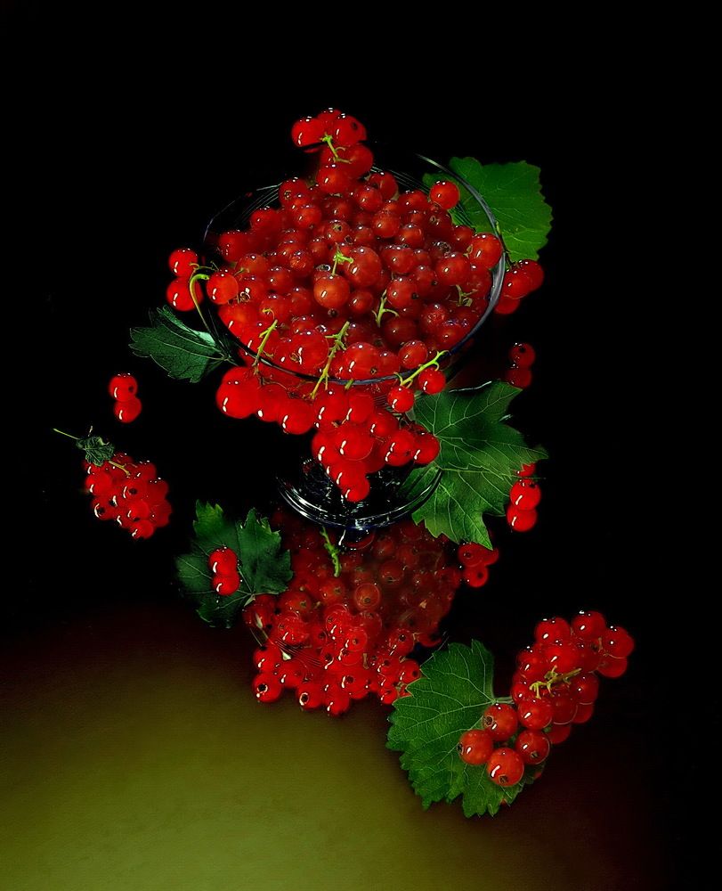 Смородина на зеркале.