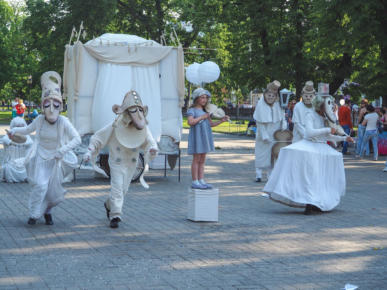Уличные артисты.