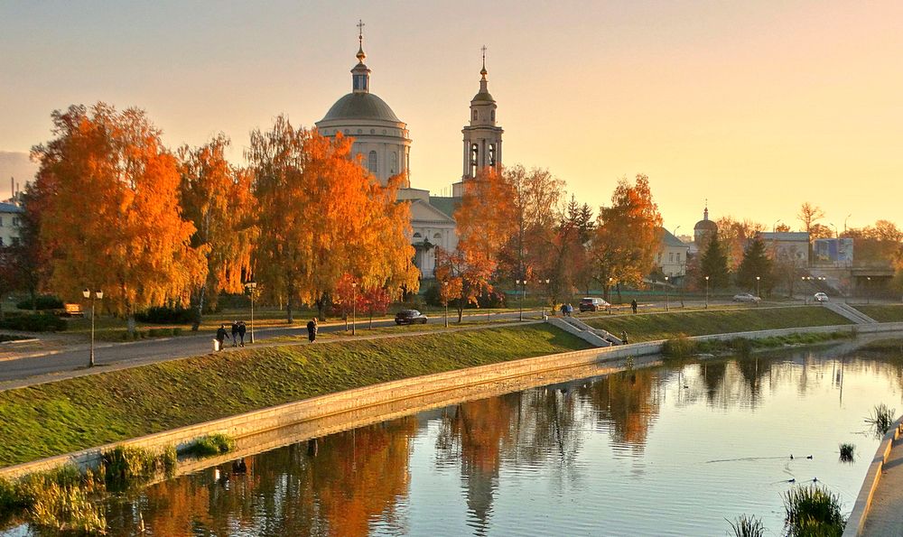 Собор Михаила Архангела в осеннем городе