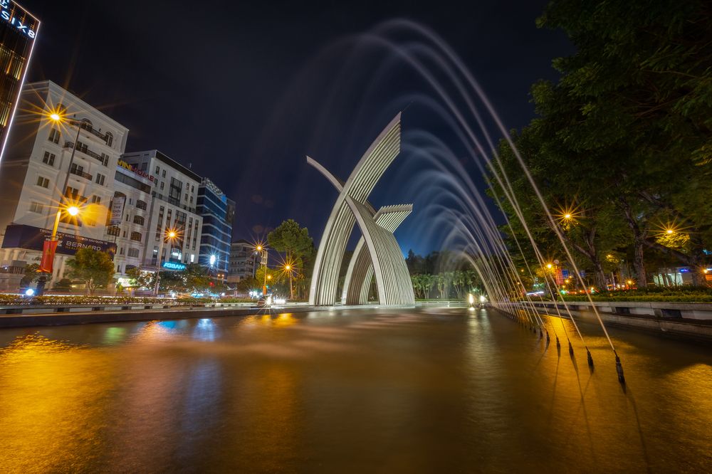 Hoang Van Thu park at night