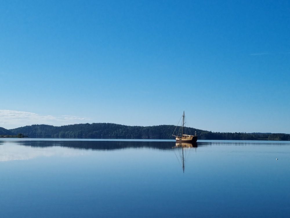 Между водой и небом.