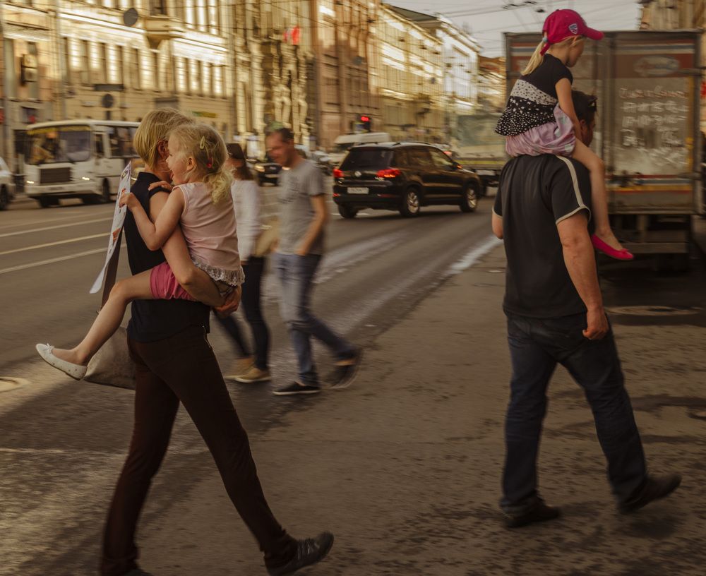 Мы по Питеру гуляли, наши ноженьки устали.