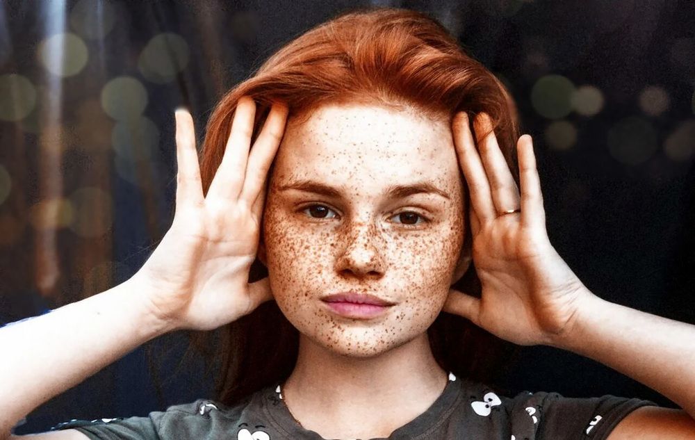 девочка с веснушками