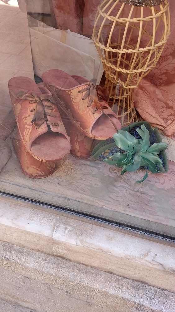 Женская обувь в Венеции в 14 - 17 веках.