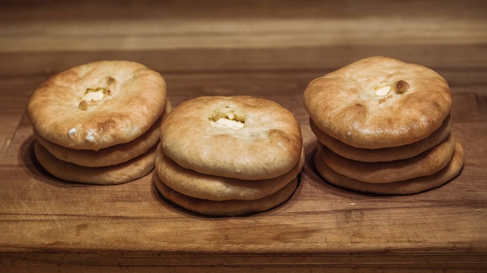 к завтраку...