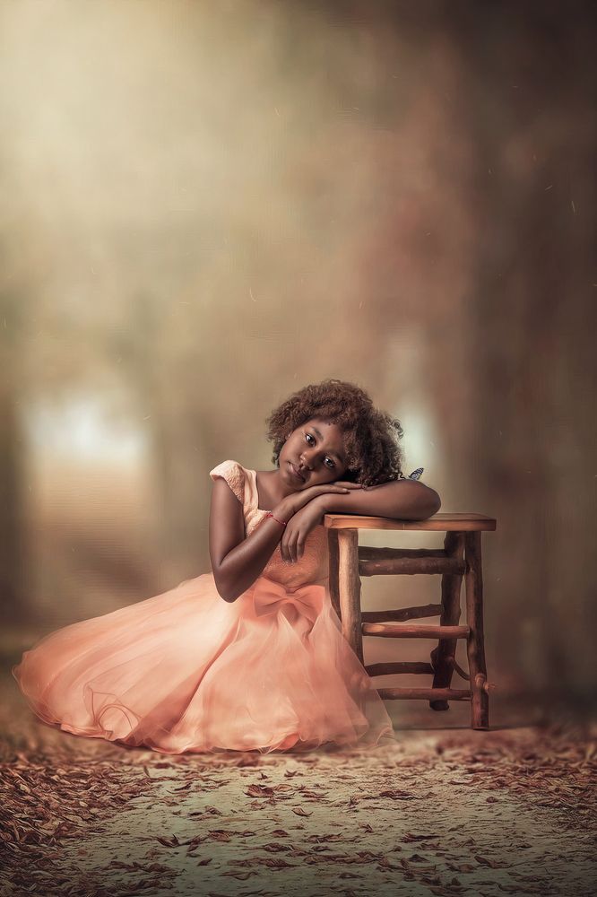 la niña de vestido rosa