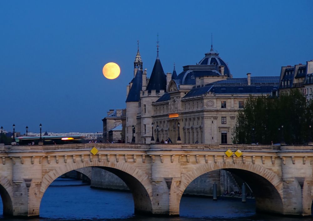 Лунная ночь в Париже