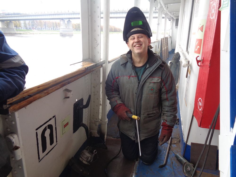 радостный сварщик