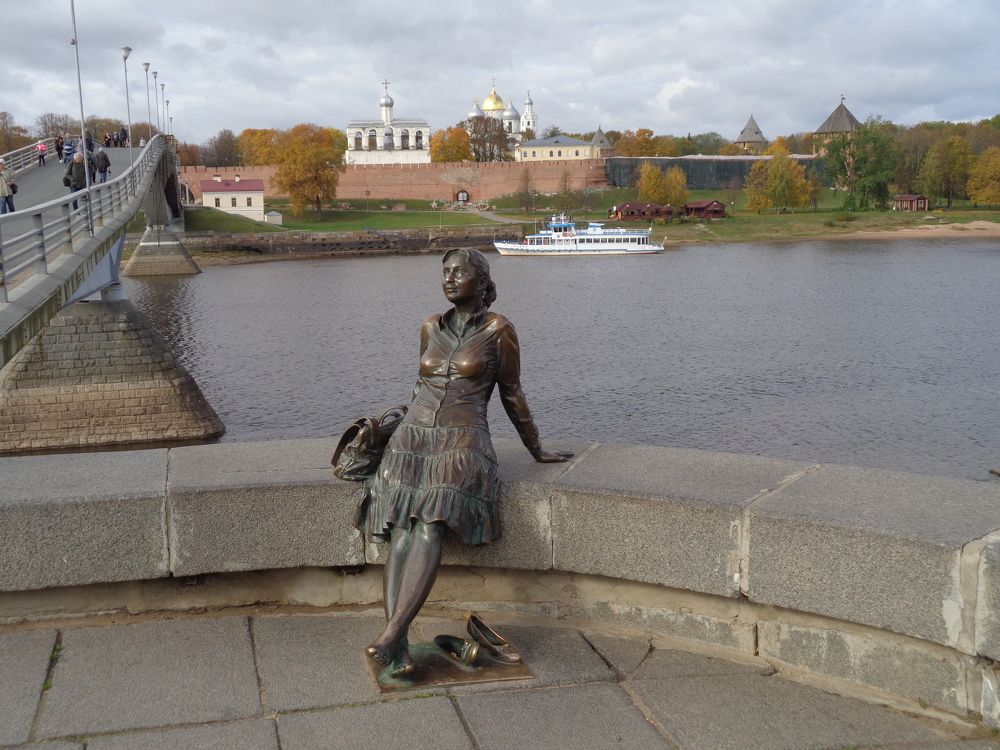 Памятник уставшей туристке, Великий Новгород