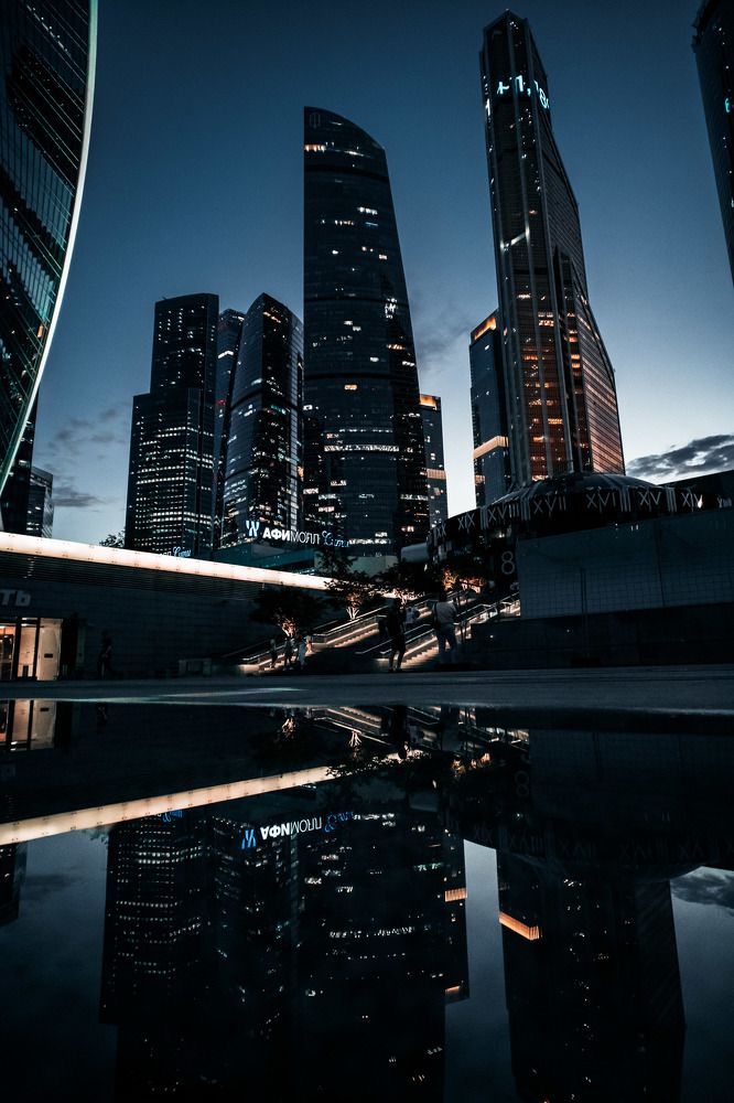 Ночной район Москва-сити после дождя