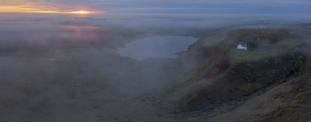 Рассвет возле Никольской церкви (Труворов крест и городище). Изборск октябрь 2022
